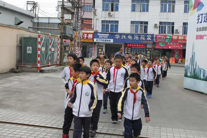 常平镇青少年科技活动周，板石小学师生到常平科技园参观