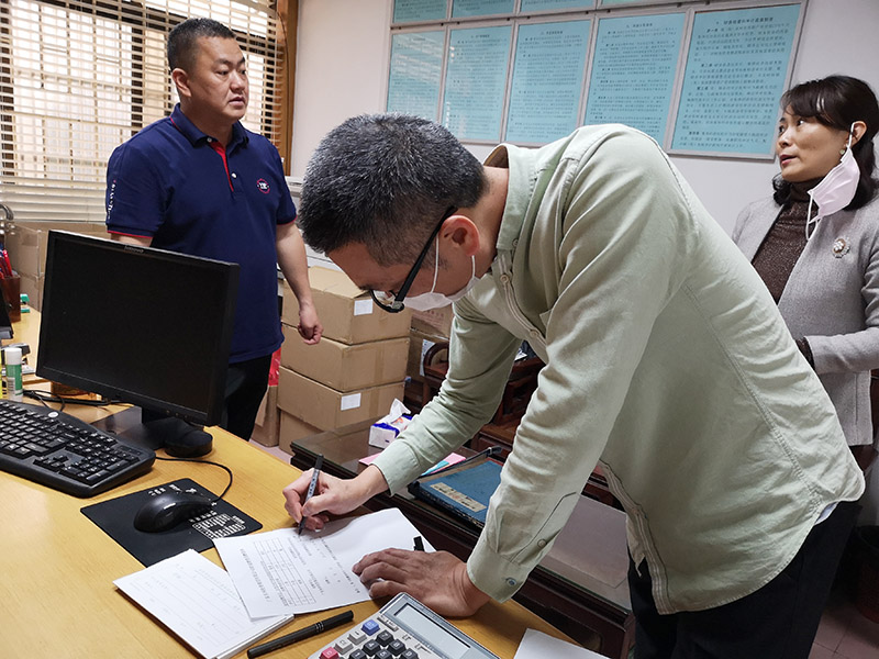 东科集团向金美股份经济合作社捐赠物质：在不同战线，我们一起加油！