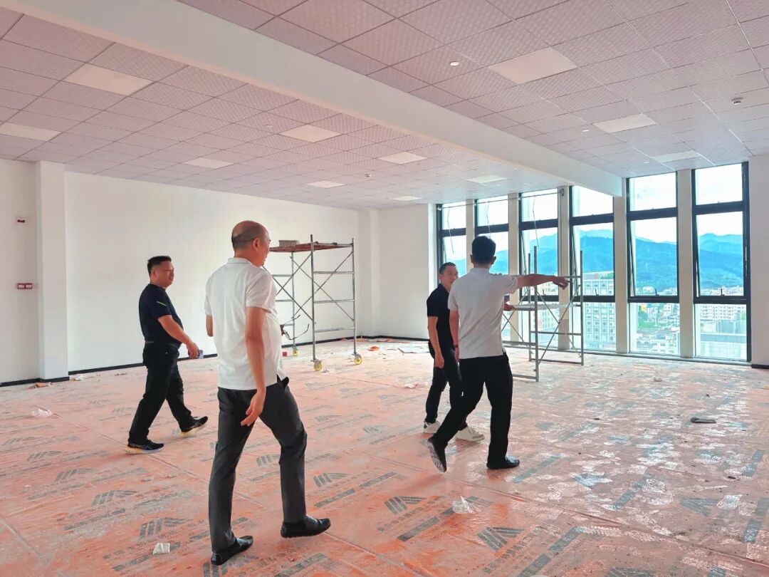 热烈祝贺谢岗高端装备制造行业协会新办公室装修即将落成，会长率队实地规划共绘智造蓝图！