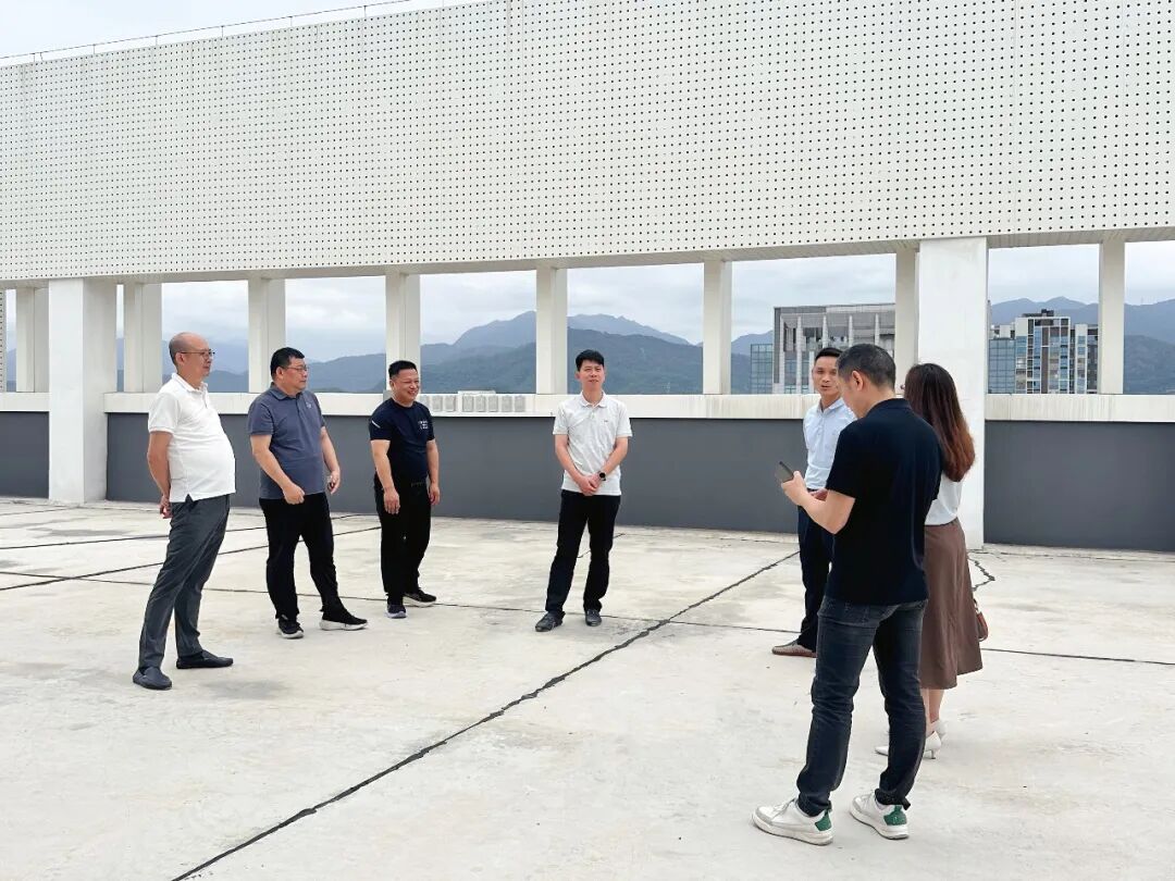 热烈祝贺谢岗高端装备制造行业协会新办公室装修即将落成，会长率队实地规划共绘智造蓝图！