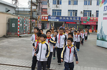 常平镇青少年科技活动周，板石小学师生到常平科技园参观